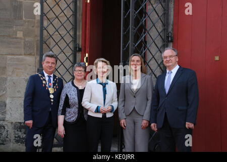 Magdeburg, Allemagne. 17 oct, 2017. Federica mogherini, vice-président de la commission européenne et de l'actuel haut représentant de l'Union européenne pour les affaires étrangères et la politique de sécurité, est honoré par l'empereur Othon de de la cathédrale de Magdeburg. crédit : mattis kaminer/Alamy live news Banque D'Images