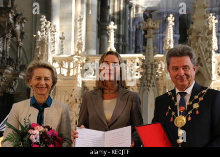 Magdeburg, Allemagne. 17 oct, 2017. Le ministre fédéral de la défense, Dr Ursula von der Leyen, parlant à la cathédrale de Magdebourg à la personne honorée lauréate du prix de l'empereur Otton. Cette année, la ville capitale régionale de magdeburg honore le haut représentant de l'Union européenne pour la sécurité et la politique étrangère et vice-président de la commission européenne federica mogherini. crédit : mattis kaminer/Alamy live news Banque D'Images