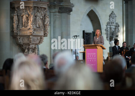 Magdebourg, Allemagne. 17 octobre 2017. Federica Mogherini, commissaire européenne à la sécurité et aux affaires étrangères, prononce un discours après avoir reçu le prix Kaiser Otto pour son rôle dans le processus d'unification européenne à Magdebourg, en Allemagne, le 17 octobre 2017. Crédit : Klaus-Dietmar Gabbert/dpa-Zentralbild/dpa/Alamy Live News Banque D'Images