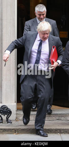 Downing Street, Westminster, London, UK. 17 oct, 2017. Boris Johnson - Le secrétaire d'État aux affaires étrangères et du Commonwealth quitte Downing Street après avoir assisté à la réunion hebdomadaire du cabinet. crédit : dinendra haria/Alamy live news Banque D'Images