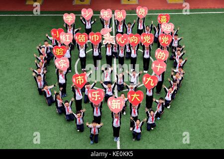 Shijiazhuang, Chine. 17 oct, 2017. Les étudiants assistent à diverses activités pour marquer le 19e congrès national du cpc à Shijiazhuang, Chine du Nord, province de Hebei. crédit : sipa Asie/zuma/Alamy fil live news Banque D'Images