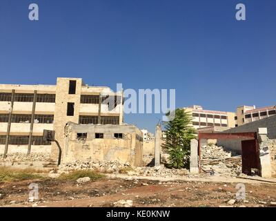 (171017) -- ALEP, 17 oct. 2017 (Xinhua) -- photo prise le 12 oct. 2017 montre les bâtiments détruits à l'école Ibrahim al-Tanbi, Alep, Syrie. Le bâtiment de l'école a été déchiré en morceaux, mais les élèves de divers âges étudiaient dans de simples salles de classe préfabriquées aménagées par le gouvernement dans la cour. Autrefois utilisées par les rebelles comme bases, les écoles de la ville d’Alep ont maintenant retrouvé leur fonction initiale de lieu d’éducation pour les enfants. (Xinhua/Zheng Yihan) (psw) Banque D'Images