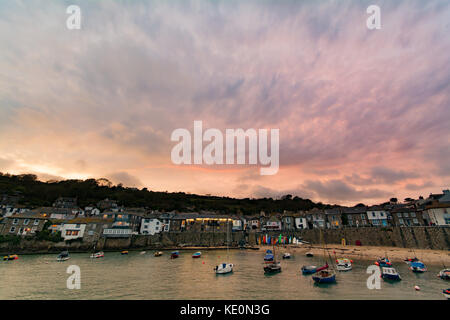 Mousehole, Cornwall, UK. 17 Oct, 2017. Météo britannique. Après les conditions chaudes au début de la semaine à partir de la tempête Ophelia a été marquée par un coup de froid dans l'air ce soir plus de Mousehole dans l'extrême sud à l'ouest de Cornwall. Crédit : Simon Maycock/Alamy Live News Banque D'Images