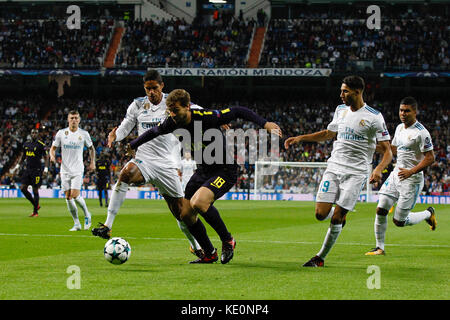 Madrid, Espagne. 17 octobre, 2017. Fernando Llorente (18) Tottenham Hotspur F.C.'s player. Raphael Varane (5) joueur du Real Madrid. La Ligue des Champions de l'UCL entre Real Madrid vs Tottenham Hotspur F.C. au Santiago Bernabeu à Madrid, Espagne, le 17 octobre 2017 . Más Información Gtres Crédit : Comuniación sur ligne, S.L./Alamy Live News Banque D'Images