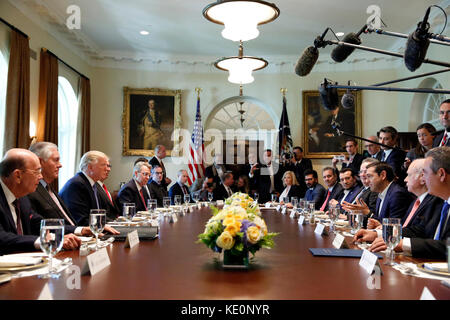 Washington, États-Unis. 17 octobre 2017. Le président des États-Unis Donald J. Trump accueille le premier ministre grec Alexis Tsipras pour un déjeuner de travail dans la salle du Cabinet de la Maison Blanche à Washington, DC, le mardi 17 octobre 2017. Crédit : Martin H. Simon/Pool via CNP crédit : Martin H. Simon/Consolidated/dpa/Alamy Live News Banque D'Images