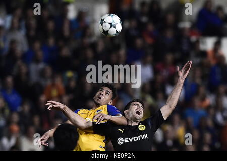 Sokratis Papastathopoulos de Dortmund et Igor de Camargo de Nicosie rivalisent pour le ballon lors du match de qualification en phases de groupes de la Ligue des Champions entre l'APOEL Nicosie et le Borussia Dortmund au stade GSP de Nicosie, Chypre, le 17 octobre 2017. Photo : Angelos Tzortzinis/dpa Banque D'Images