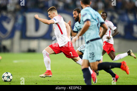 Leipzig, Allemagne. 17 octobre 2017. Marcel Sabitzer de Leipzig et Sérgio Oliveira de Porto se disputent le ballon lors du match de qualification en phases de groupes de la Ligue des Champions entre le RB Leipzig et le FC Porto au Red Bull Arena de Leipzig, en Allemagne, le 17 octobre 2017. Crédit : Jan Woitas/dpa-Zentralbild/dpa/Alamy Live News Banque D'Images