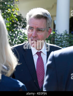 L'ambassadeur des États-Unis en Grèce Geoffrey Pyatt s'entretient avec des hauts fonctionnaires après les départs du président américain Donald J. Trump et du premier ministre Alexis Tsipras de Grèce à la suite de leur conférence de presse conjointe dans le jardin Rose de la Maison Blanche à Washington, DC, le mardi 17 octobre 2017. Crédit : Ron Sachs/CNP /MediaPunch Banque D'Images