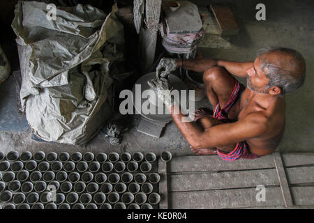 Kolkata, Inde. 17 oct, 2017. Un potter de faire des pots d'argile qui est utilisée pour servir le thé en Inde : crédit sagnik datta/Alamy live news Banque D'Images