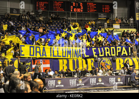 Turin, Italie. 17 octobre 2017. Supporters Fiat Torino lors du match DE basket-ball EUROCUP 2017/18 entre FIAT AUXILIUM TORINO VS MORABNAN ANDORRE à PalaRuffini le 17 octobre 2017 à Turin, Italie. Crédit : FABIO PETROSINO/Alay Live News Banque D'Images