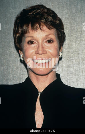 Mary Tyler Moore est une actrice américaine, principalement connue pour ses rôles dans des comédies de télévision. Mary Tyler Moore photographiée à l'Arc-en-ciel et les étoiles partie pour Linda Lavin dans New York, New York le 3 mars 1995 © Joseph Marzullo/ MediaPunch Banque D'Images