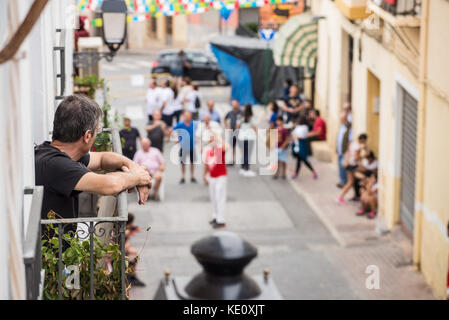 ALICANTE, ESPAGNE-6 OCTOBRE 2017 : match traditionnel pelota valenciana joué dans une rue de la vieille ville avec une grande attention des fans Banque D'Images