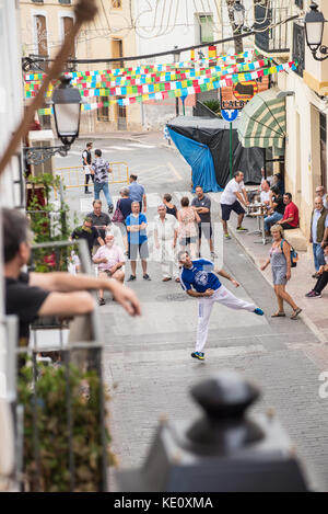 ALICANTE, ESPAGNE-6 OCTOBRE 2017 : match traditionnel pelota valenciana joué dans une rue de la vieille ville avec une grande attention des fans Banque D'Images