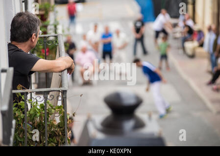 ALICANTE, ESPAGNE-6 OCTOBRE 2017 : match traditionnel pelota valenciana joué dans une rue de la vieille ville avec une grande attention des fans Banque D'Images