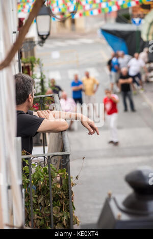 ALICANTE, ESPAGNE-6 OCTOBRE 2017 : match traditionnel pelota valenciana joué dans une rue de la vieille ville avec une grande attention des fans Banque D'Images