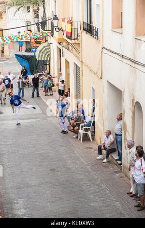 ALICANTE, ESPAGNE-6 OCTOBRE 2017 : match traditionnel pelota valenciana joué dans une rue de la vieille ville avec une grande attention des fans Banque D'Images
