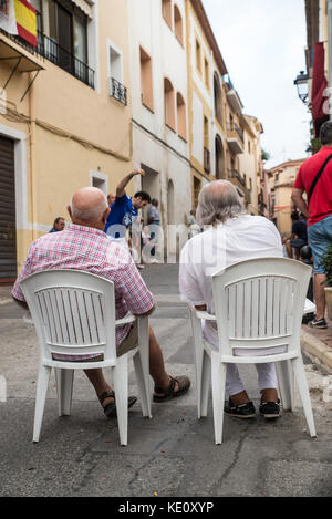 ALICANTE, ESPAGNE-6 OCTOBRE 2017 : match traditionnel pelota valenciana joué dans une rue de la vieille ville avec une grande attention des fans Banque D'Images
