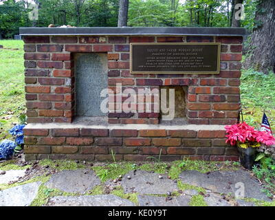 Greensboro, North Carolina, USA-juillet 13, 2017 : la pierre tombale de la tombe de squire et sarah morgan boone Banque D'Images