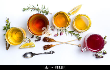 Préparé en collection de verres sur fond blanc Banque D'Images