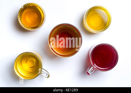 Diverses tisanes de gobelets en verre sur fond blanc Banque D'Images