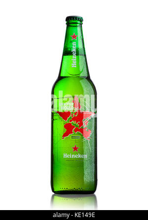 LONDRES, Royaume-Uni - 15 MAI 2017 : une bouteille de bière Heineken édition mondiale sur fond blanc. Heineken est le produit phare de Heineken International Banque D'Images