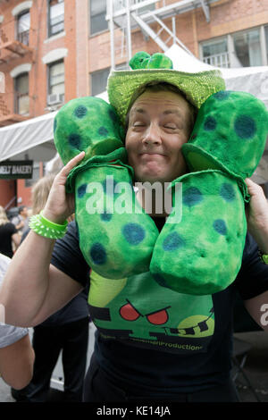 Un portrait d'Elizabeth Pasieczny de Pickleman Productions à la célébration de la journée annuelle de Pickle sur Orchard Street dans le Lower East Side de Manhattan. Banque D'Images