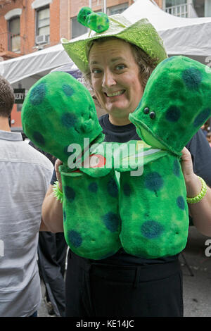 Un portrait d'Elizabeth Pasieczny de Pickleman Productions à la célébration de la journée annuelle de Pickle sur Orchard Street dans le Lower East Side de Manhattan. Banque D'Images