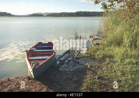 Paysage avec un bateau par le bosque azul Lake dans le parc national Lagunas de Montebello le Chiapas, Mexique Banque D'Images