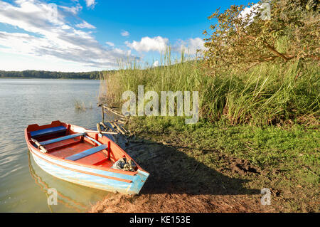 Paysage avec un bateau par le bosque azul Lake dans le parc national Lagunas de Montebello le Chiapas, Mexique Banque D'Images