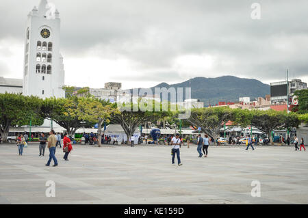 Tuxtla Gutierrez, MEXIQUE - 15 janvier 2015 : les gens se promener l'énorme place principale de la ville moderne de Tuxtla Gutierrez, la capitale de l'état du Chiapas. Banque D'Images