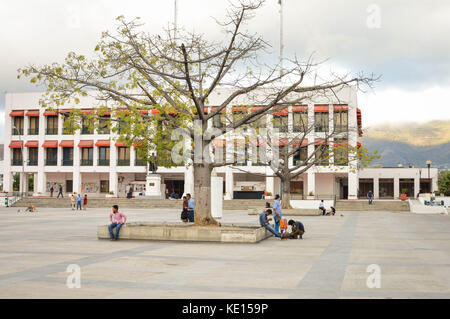 Tuxtla Gutierrez, MEXIQUE - 15 janvier 2015 : les gens se promener l'énorme place principale de la ville moderne de Tuxtla Gutierrez, la capitale de l'état du Chiapas. Banque D'Images