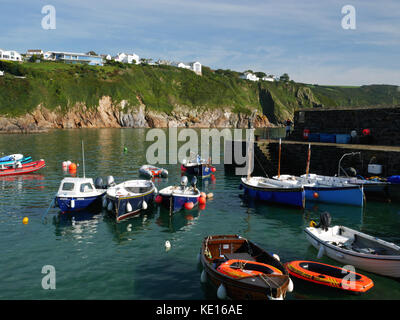 La marée haute à gorran haven harbour, Cornwall. Banque D'Images