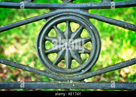 Conroe TX USA - 17 août 2017 - modèle dans un ancien banc de fer qui est situé dans un cimetière des années 1800 Banque D'Images