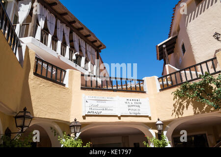 Détails colorés, garde-corps, Balcon, véranda, et fenêtres sur les bâtiments de style grotte dans le concepteur de la zone commerciale. Porto Cervo, Sardaigne, costa smerelda Banque D'Images