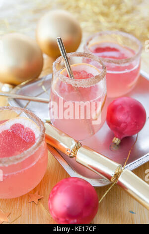 Cocktail rose champagne de fête et les décorations de Noël Banque D'Images