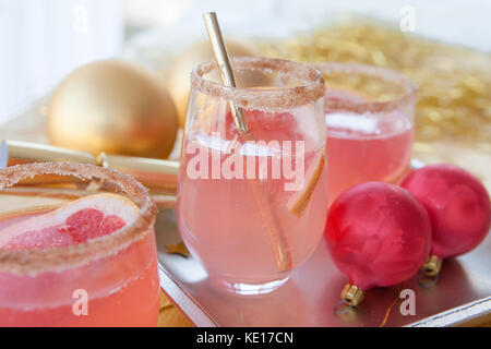 Cocktail rose champagne de fête et les décorations de Noël Banque D'Images