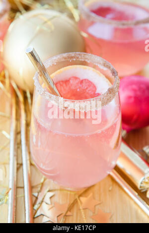 Cocktail rose champagne de fête et les décorations de Noël Banque D'Images