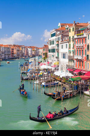 Venise ITALIE VENISE Gondolier aviron une gondole pleine de touristes sur une gondole sur le grand canal Venise Italie Europe de l'UE Banque D'Images