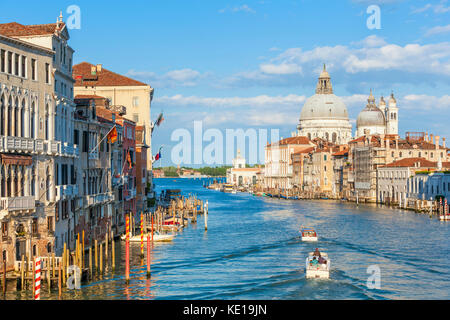 Venise Italie Venise actv Vaporettos taxi ou bus de l'eau et de petits bateaux à moteur Venise Grand Canal près de l'église Santa Maria della Salute Venise Italie Banque D'Images