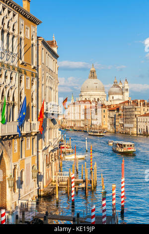 Venise Italie Venise actv Vaporettos taxi ou bus de l'eau et de petits bateaux à moteur Venise Grand Canal près de l'église Santa Maria della Salute Venise Italie Banque D'Images
