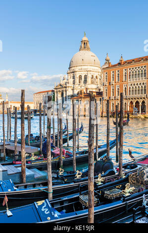 Venise Italie Venise gondoles amarrées par le Grand Canal près de Basilica di Santa Maria della Salute Eglise Santa Maria della Salute, Venise Italie Banque D'Images