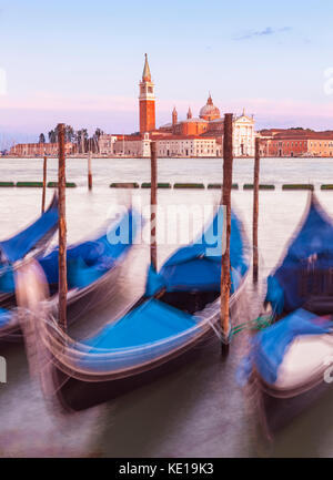 Italie Venise Italie amarré gondoles sur le Grand Canal Venise face à l'île de San Giorgio Maggiore Venise Italie Europe de l'UE