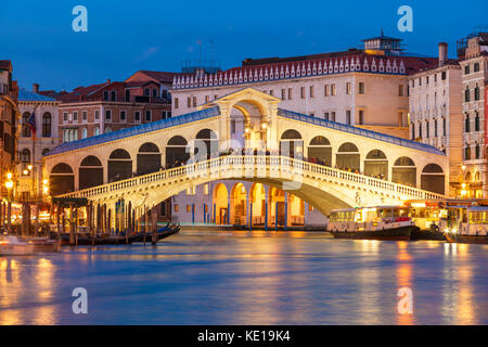 Italie Venise Italie Italie Venise gondole Grand Canal Venise pont du Rialto la nuit illuminée la nuit Venise Italie Europe de l'UE Banque D'Images
