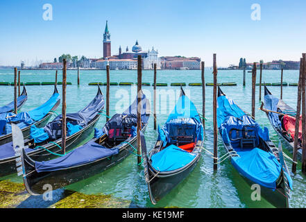 Italie Venise Italie amarré gondoles sur le Grand Canal Venise face à l'île de San Giorgio Maggiore Venise Italie Europe de l'UE