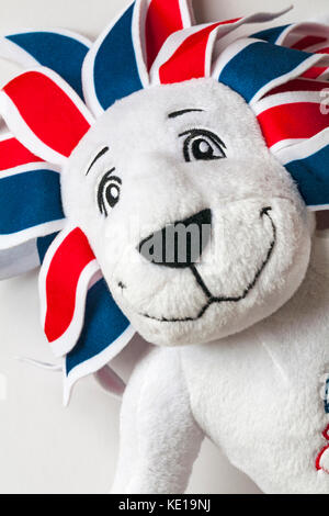 Le Lion la fierté de l'équipe Go officiel à la mascotte des Jeux Olympiques de Londres 2012 jeu adorable en peluche douce sur fond blanc Banque D'Images