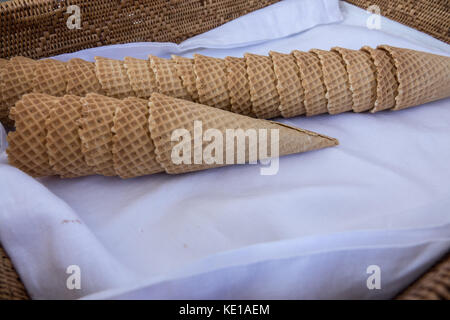 Croustillant blanc ice cream cone Banque D'Images