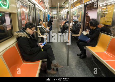 Train à la station de métro de Manhattan, New York Banque D'Images