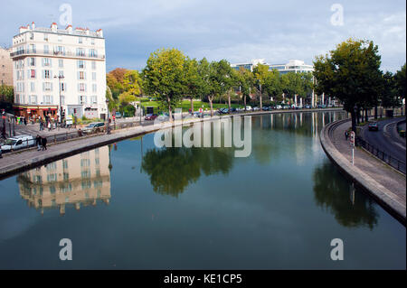 Bâtiments colorés le long du quai de Valmy, le Canal Saint Martin, Paris France Farbige Häuser entlang des Valmy Ufers, Kanal Saint Martin, Paris, Frankr Banque D'Images