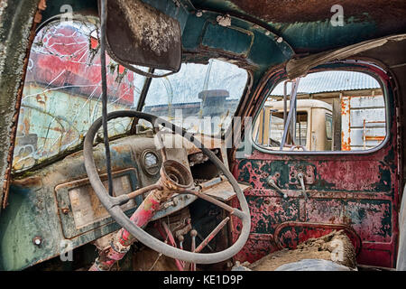 La rouille, la saleté et d'un bris de pare-brise offrent un classique grunge fond dans l'intérieur de ce vieux camion dans la campagne de l'est de se laver Banque D'Images