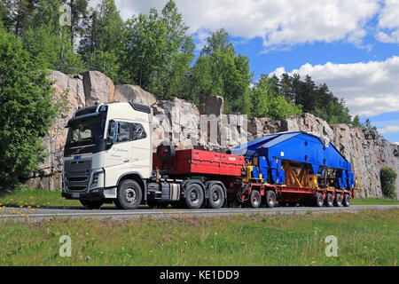 Paimio, Finlande - le 4 juin 2016 : Volvo fh16 750 grue chantier transports semi composant. le 48 tonnes de charge est soutenue par 24 roues. Banque D'Images